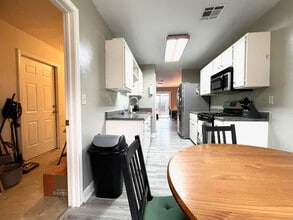 11922 Tobler Trl in Austin, TX - Foto de edificio - Building Photo