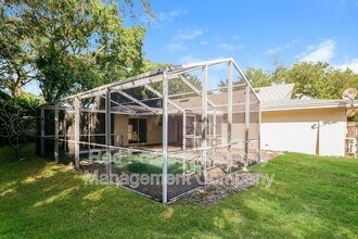 4706 Mi Casa Ct in Ft. Myers, FL - Foto de edificio - Building Photo