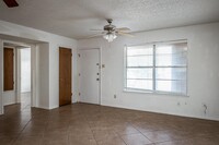 100 Shannon Cir in Del Rio, TX - Foto de edificio - Building Photo