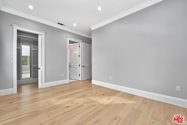 1002 S Windsor Blvd in Los Angeles, CA - Building Photo - Building Photo