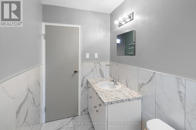 8-8 Delaware Ave in Guelph, ON - Building Photo - Building Photo