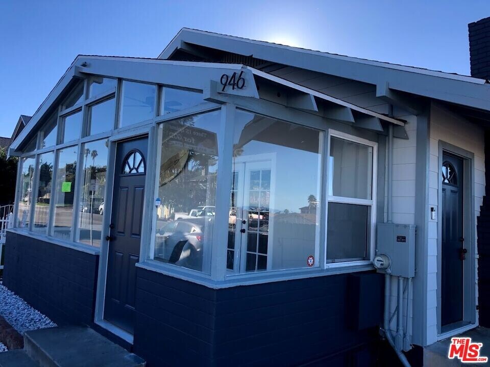 946 E Thompson Blvd in Ventura, CA - Building Photo
