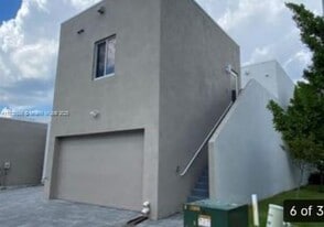 10440 NW 67th St in Doral, FL - Building Photo
