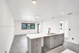 2255 NE 173rd St in North Miami Beach, FL - Building Photo - Building Photo