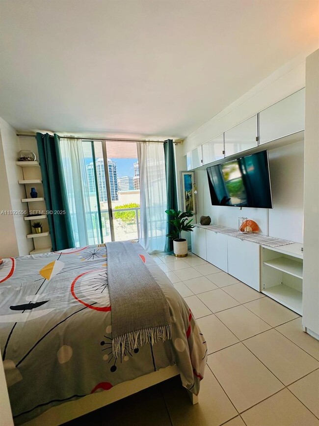 2889 McFarlane Rd in Miami, FL - Building Photo - Building Photo