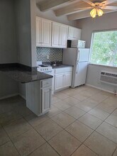 100 Cascade Ln in West Palm Beach, FL - Foto de edificio - Building Photo
