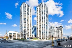 123 SW Jefferson Ave in Peoria, IL - Building Photo