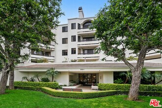 2102 Century Park Ln in Los Angeles, CA - Foto de edificio - Building Photo