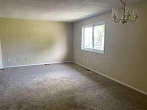 27 Crows Nest Ln in Danbury, CT - Building Photo - Building Photo