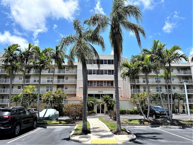6083 Bahia Del Mar Cir in St. Petersburg, FL - Building Photo - Building Photo
