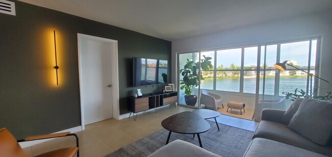 18901 NE 14th Ave in Miami, FL - Building Photo - Building Photo