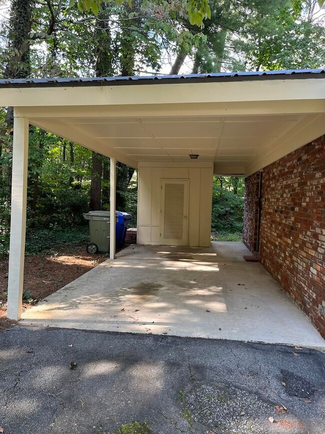 129 W Blythe Cir in Hendersonville, NC - Building Photo - Building Photo