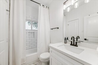 105 W Whitney St in Houston, TX - Building Photo - Building Photo