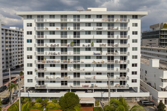 Ocean Point Condominium in Miami Beach, FL - Building Photo - Building Photo