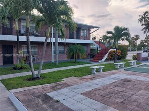 1050 Atlantic Shores Blvd in Hallandale Beach, FL - Building Photo - Building Photo