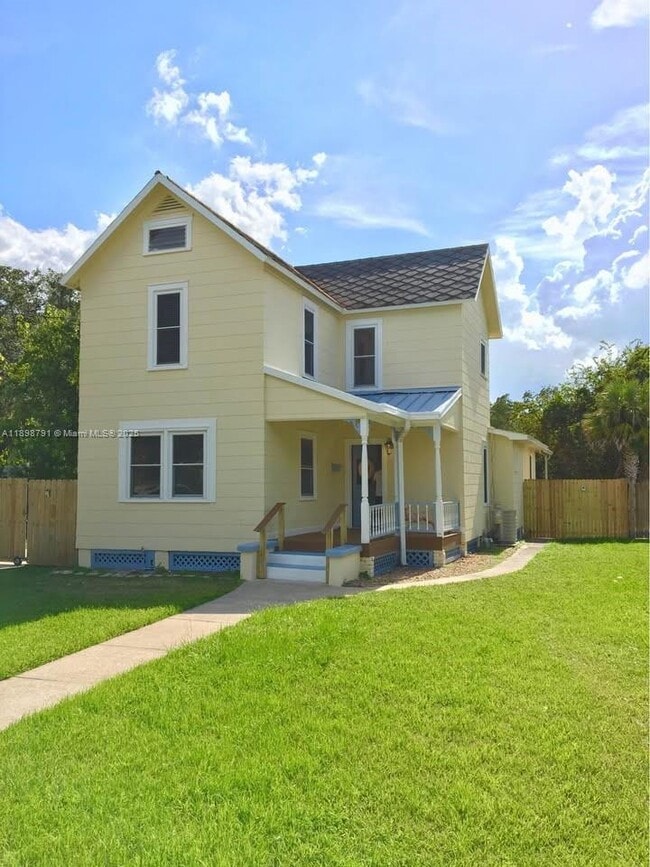 830 S Beach St in Daytona Beach, FL - Foto de edificio - Building Photo