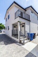 1121 W 39th Pl, Unit 1123 in Los Angeles, CA - Building Photo - Building Photo
