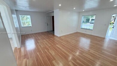 7921 SW 57th Ct in South Miami, FL - Building Photo - Building Photo