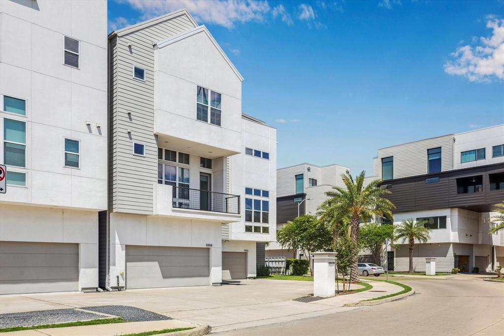 5904 E Post Oak Ln in Houston, TX - Building Photo