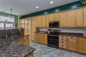 8338 Middle Ruddings Dr in Lorton, VA - Building Photo - Building Photo