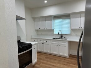 1402 E 48th Pl in Los Angeles, CA - Building Photo - Building Photo