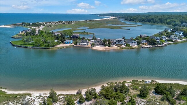 286 Towd Point Rd in Southampton, NY - Building Photo - Building Photo