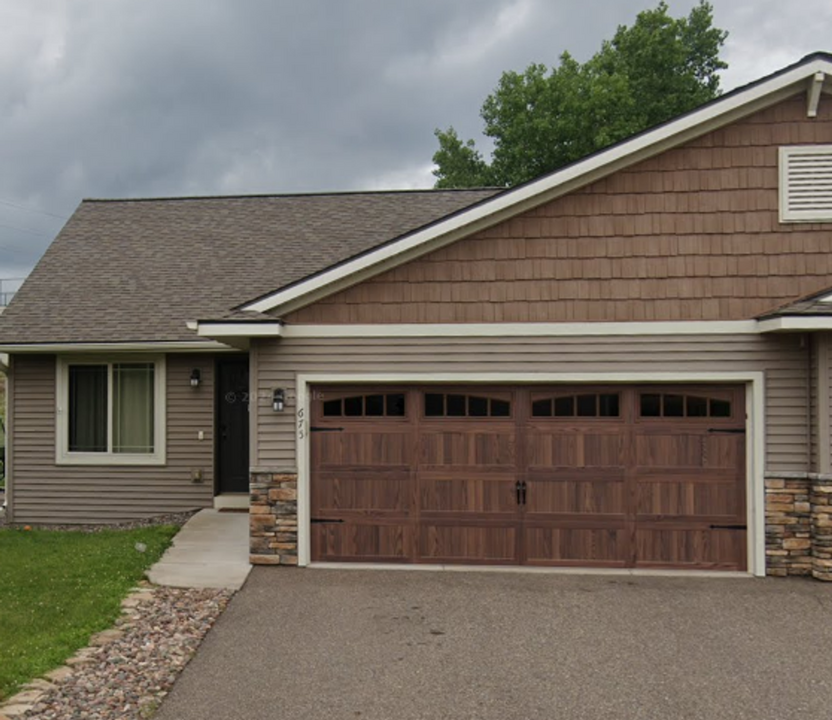 647 Blue Karner Dr in Altoona, WI - Foto de edificio