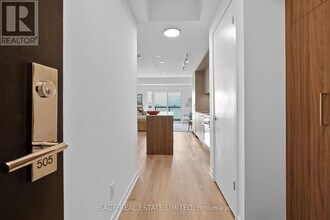 863 St Clair Ave W in Toronto, ON - Building Photo - Building Photo