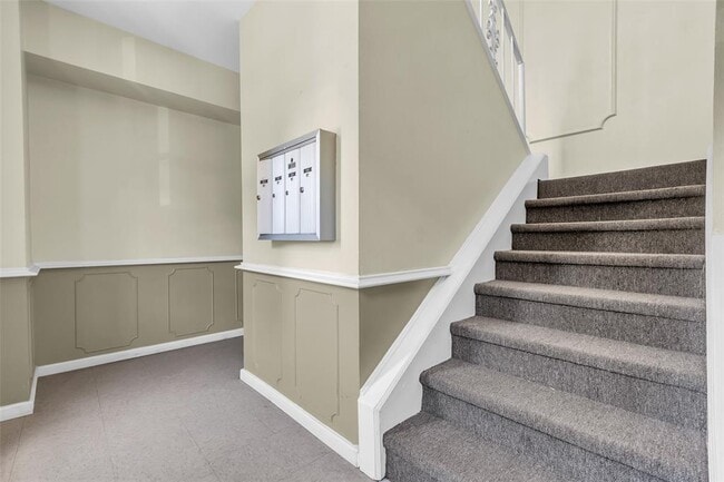386 N Post Oak Ln in Houston, TX - Building Photo - Building Photo