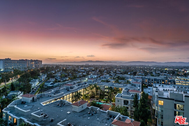 property at 13700 Marina Pointe Dr