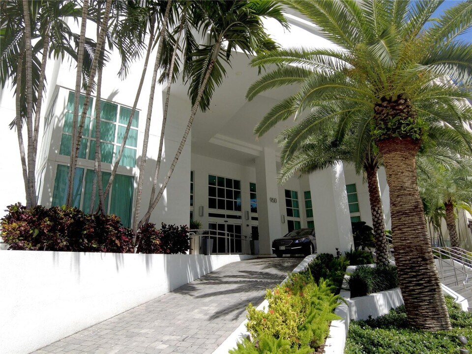 950 Brickell Bay Dr, Unit 5404 in Miami, FL - Building Photo