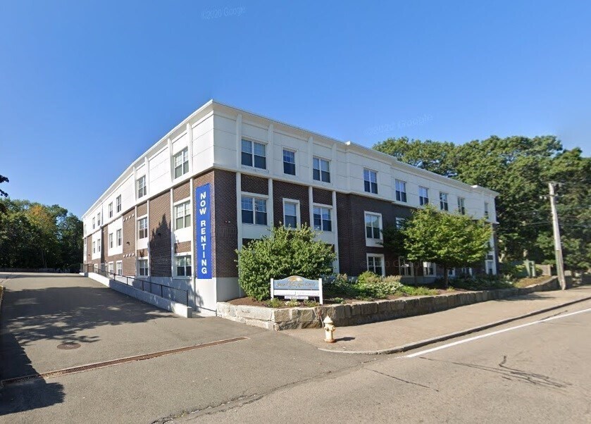 20 Pond St in Braintree, MA - Foto de edificio