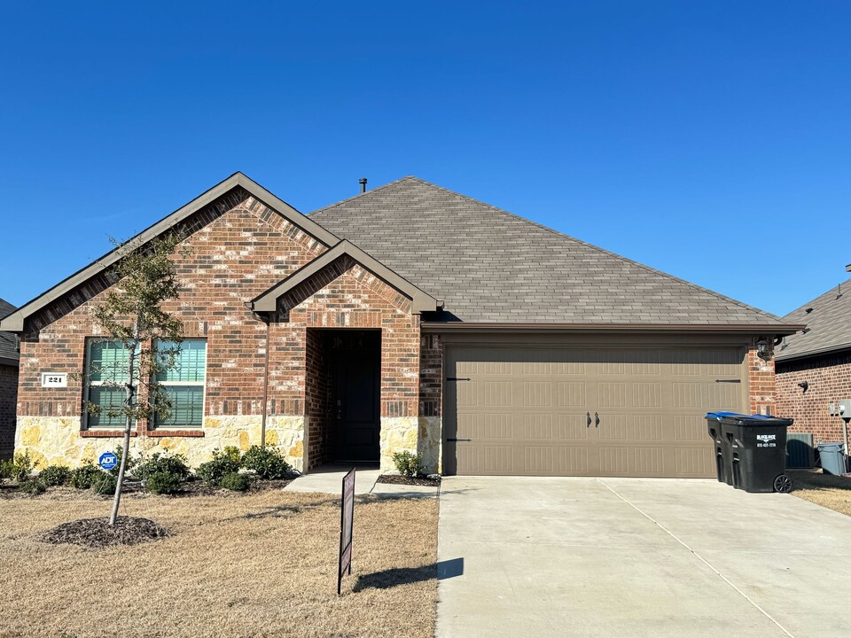 221 Fieldtrail Ln in Caddo Mills, TX - Foto de edificio