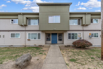 Crown Ridge Apartments in Salem, OR - Building Photo - Building Photo