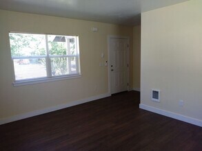 430-432 Pioneer Pkwy W in Springfield, OR - Building Photo - Building Photo