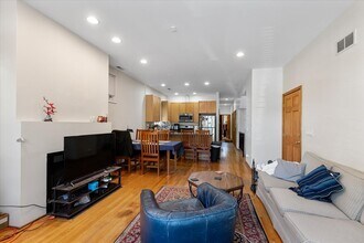 2338 N Greenview Ave, Unit 1 in Chicago, IL - Building Photo - Building Photo