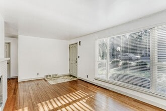 10020 SE 7th St in Bellevue, WA - Building Photo - Building Photo