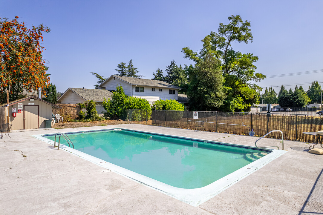 King Manor in Milwaukie in Milwaukie, OR - Building Photo