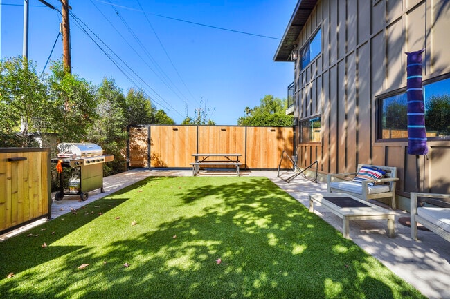 10028 Shoup Ave in Chatsworth, CA - Foto de edificio - Building Photo