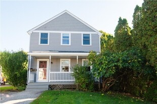 27 Fenner Ave in Newport, RI - Building Photo