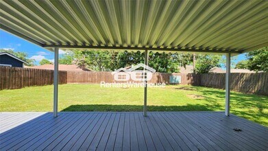 223 Sycamore Dr in Highlands, TX - Building Photo - Building Photo