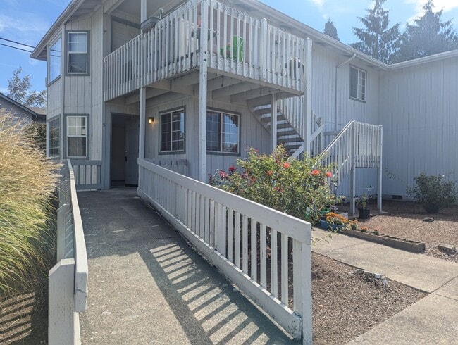 1217 R St in Springfield, OR - Building Photo - Building Photo