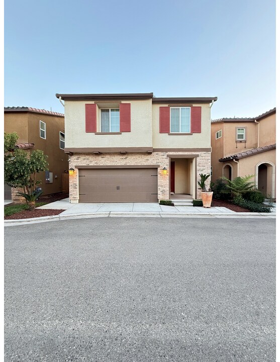 866 Wishon Ave W in Madera, CA - Building Photo