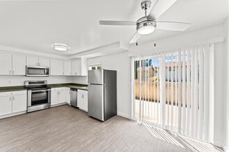 Greenbrier Apartments in Oceanside, CA - Building Photo - Building Photo