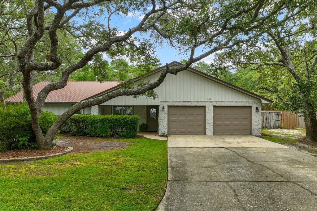 606 E Greenwood Cove in Niceville, FL - Building Photo