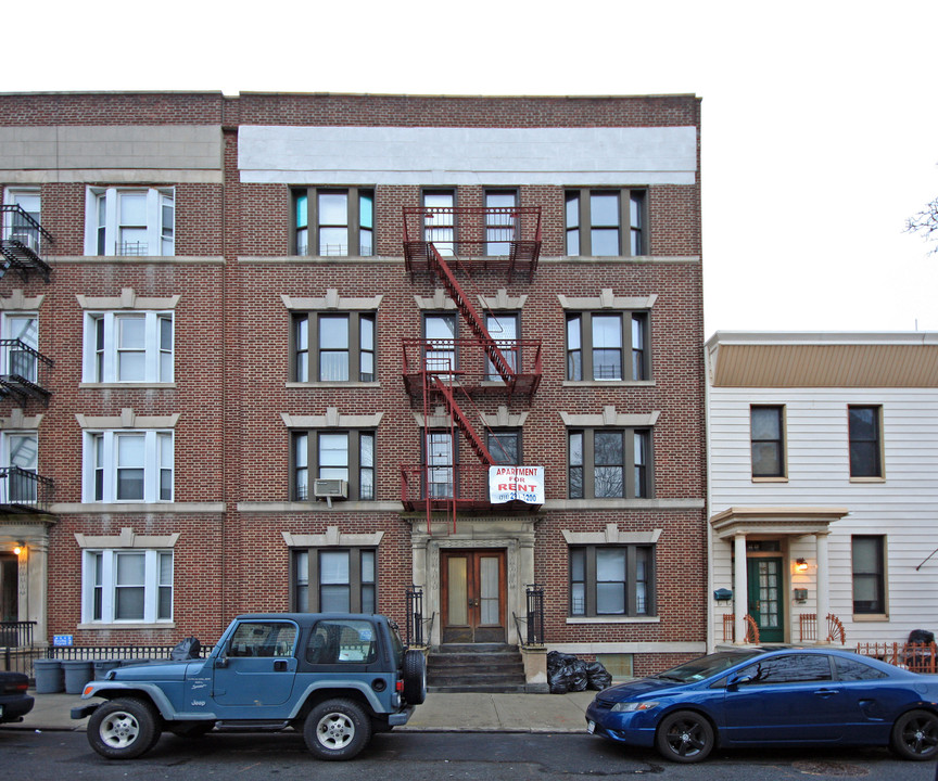 32-21 37th St in Long Island City, NY - Building Photo