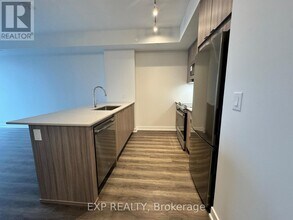 4130 Parkside Village Dr in Mississauga, ON - Building Photo - Building Photo