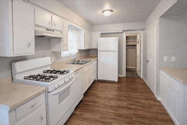 511 W Cleveland St in Alvin, TX - Building Photo - Building Photo