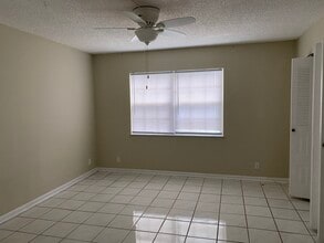 1530 SE Royal Green Cir, Unit 108 in Port St. Lucie, FL - Building Photo - Building Photo