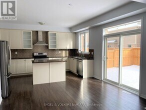 8576 Sweet Chestnut Dr in Niagara Falls, ON - Building Photo - Building Photo